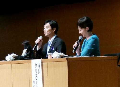 動物について語る斉藤慶輔さん(左)と滝川クリステルさん