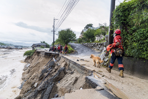 被災地に向かう道路はえぐり取られていた