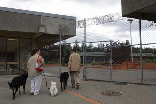 訓練を終え、犬を連れて生活棟に帰る受刑者たち ©大塚敦子