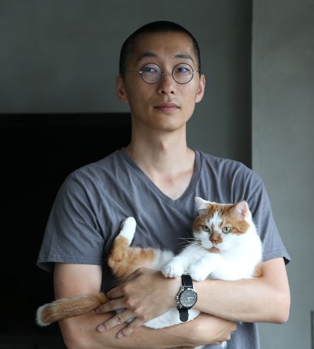 外山輝信さんに抱かれる「どんこ」
