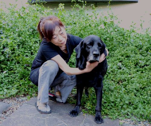 自宅の庭で小次郎と真理子さん
