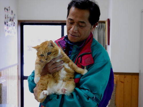 猫シェルターで最長老の「一二三」を抱く赤間さん