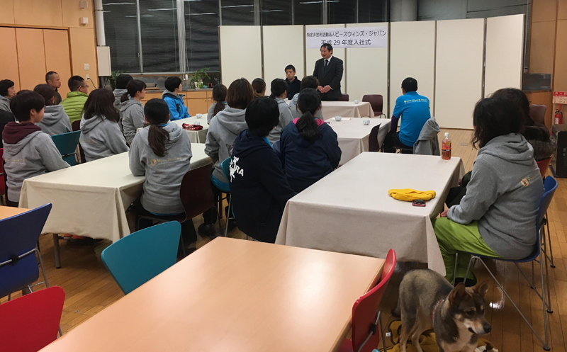 新人のうち8人が参加したピースワンコの「入社式」