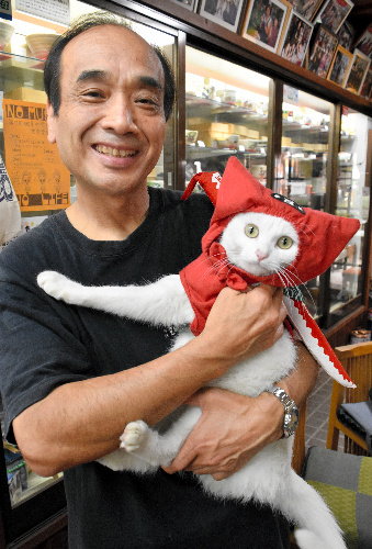忍者装束をまとった「茶々」を抱っこする村井元治さん=三重県伊賀市上野小玉町