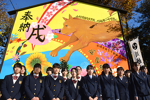 来年の干支の戌で川越八幡宮恒例のジャンボ絵馬を描いた生徒たち=埼玉県川越市