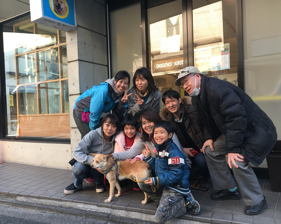 世田谷譲渡センターの最初の卒業犬になった「としき」と里親さん家族