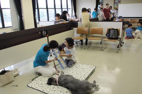会場はつい立てで仕切り、子どもと犬(とハンドラー)が1対1になれるスペースを確保(c)大塚敦子
