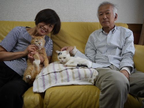 ベルを囲んで 淳子さん(抱かれているのはミミ)と弘行さん