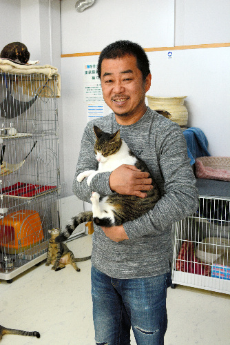 猫カフェ「ひとやすみ」店長の佐藤基広さん=名古屋市