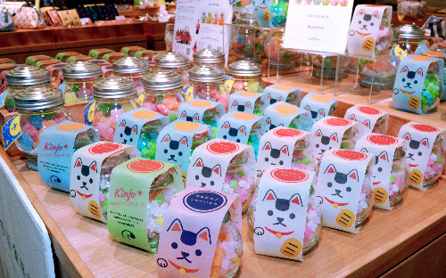 「そらみせ」の店頭に並んだ「招き猫金平糖」と「セントレアのほし」ドロップ(左奥)=愛知県常滑市の中部空港