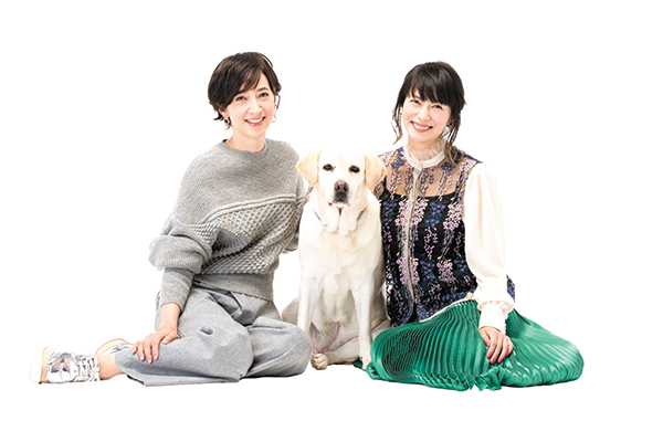 滝川クリステルさん(左)と愛犬アリス、柴咲コウさん