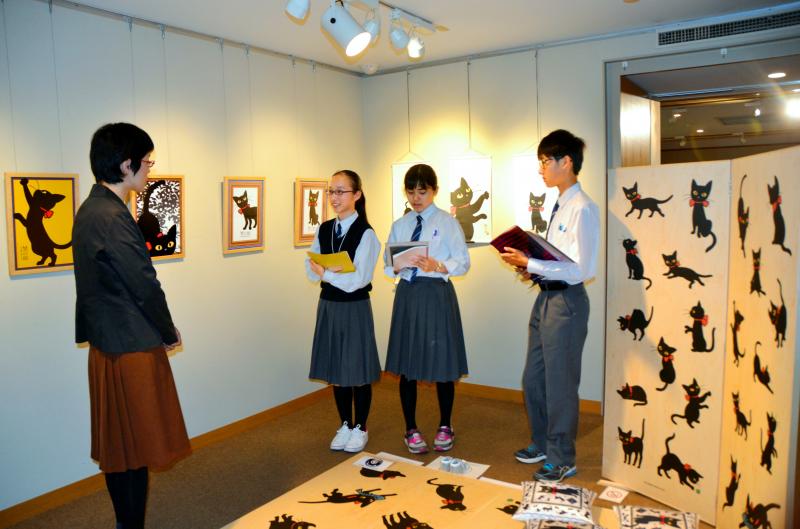 学芸員から説明を聞く京山中学校の生徒たち=岡山市