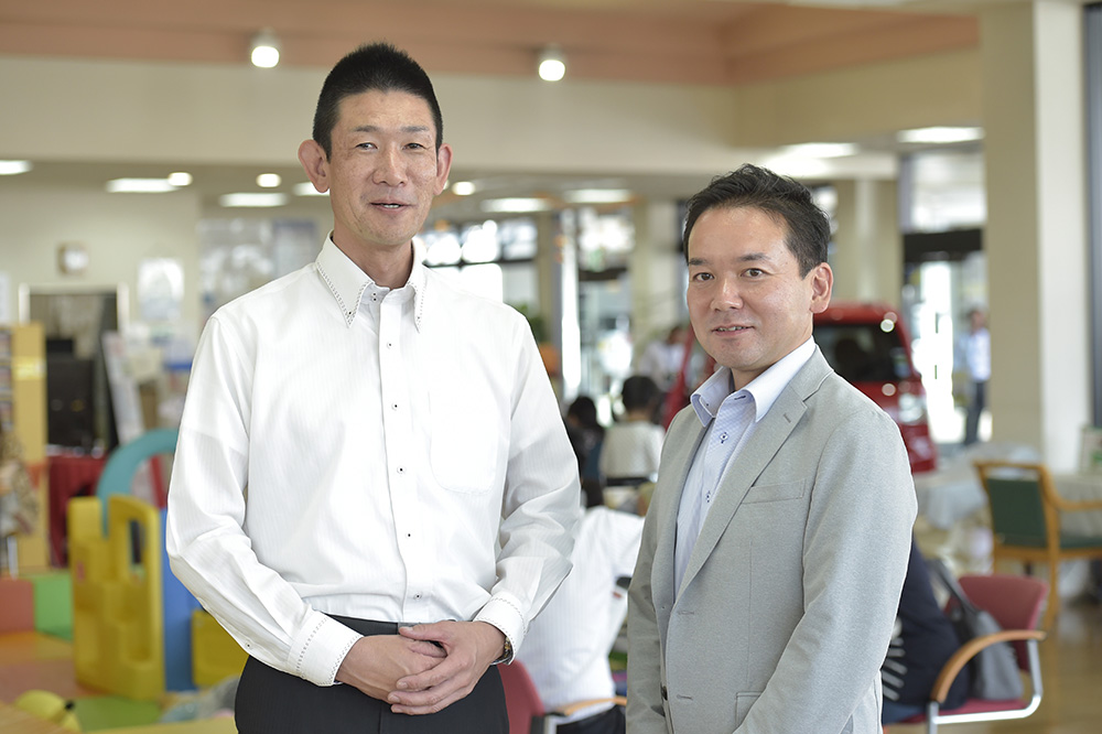 店長の五嶋さん(右)と企画に携わった藤井さん(左)