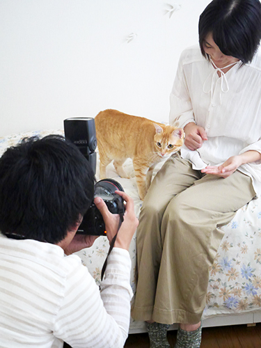 春ちゃんと理恵さんを撮影する五十嵐さん