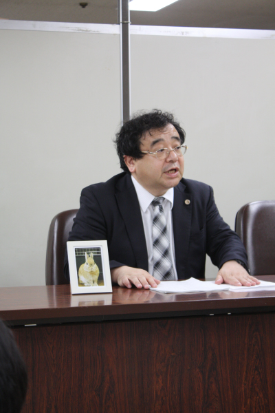 原告代理人の指宿昭一弁護士