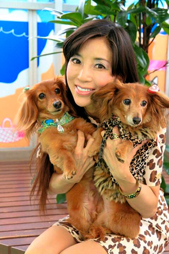川島なお美さんと愛犬のココナツ(左)、シナモン=エンジン01文化戦略会議提供