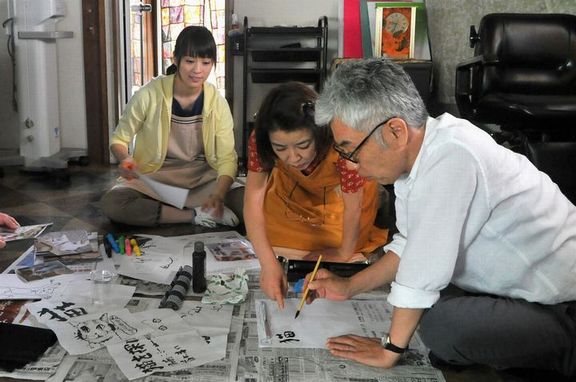 「先生と迷い猫」のチラシを作るシーン(c2015「先生と迷い猫」製作委員会)