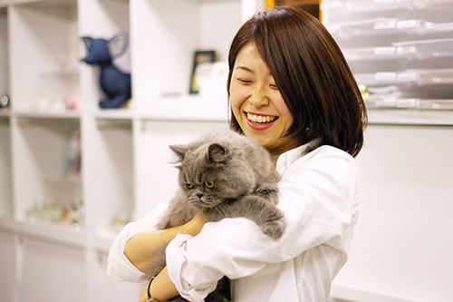 関口さんとエキゾチックショートヘアの「もふ」3歳。性格はクール。