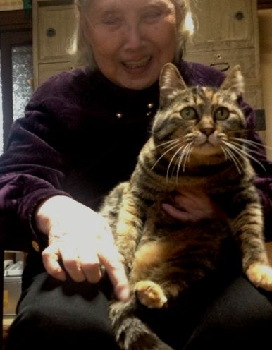 笑顔のお母さんとミーコ(写真は2013年)