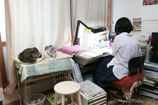 自由に出入りできる仕事場の特等席で、作画を見つめる「ちゃくろん」と「チカ」。「時々3・4匹が机にのってしまうことがありますが、そんな時は画板で作業しています(笑)」