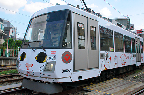 25日から営業運転を開始した東急世田谷線の「招き猫」ラッピング電車=東京都世田谷区