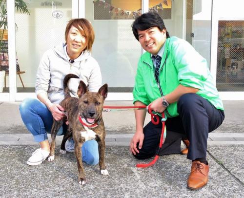 保護犬あられと、竹堂佳紀社長(右)と田中チーフ