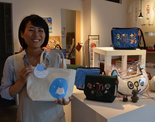 魚をあしらった新作や「しゅうニャンバッグ」が並ぶ店内=山口県光市