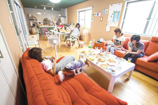 ペットと暮らせるシェアハウス。越谷市にあるHOUSE-ZOO壱番館のリビングルーム。人もペットもホームパーティーなどを楽しめる