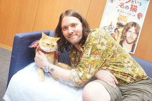 元野良猫のボブと飼い主のジェームズさん