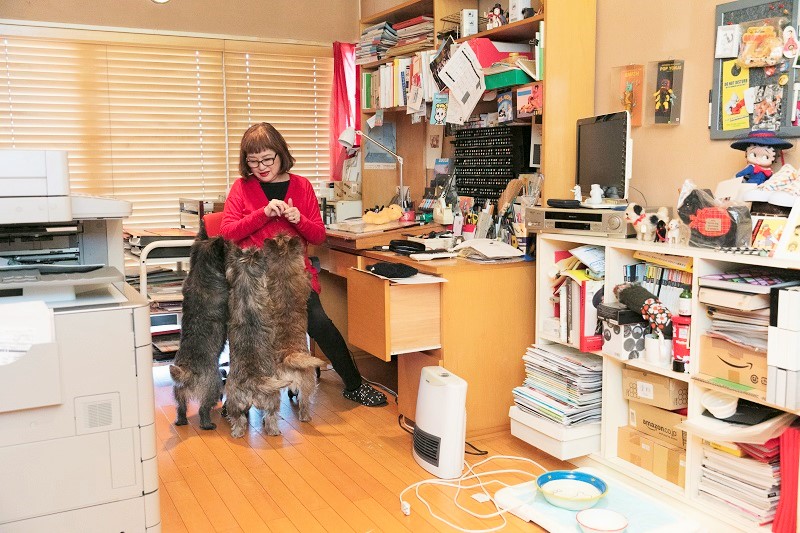 上田さんの手元のおやつを見て、興味津々の3匹