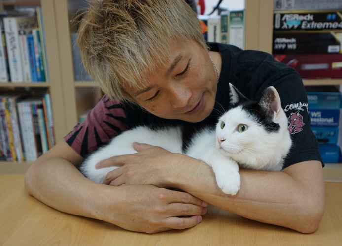 「今日の調子は?」バンに話しかける福田さん