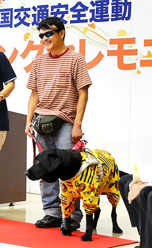 徳島県庁での交通安全運動セレモニーに出演した際の山橋衛二さんと盲導犬ヴァルデス号