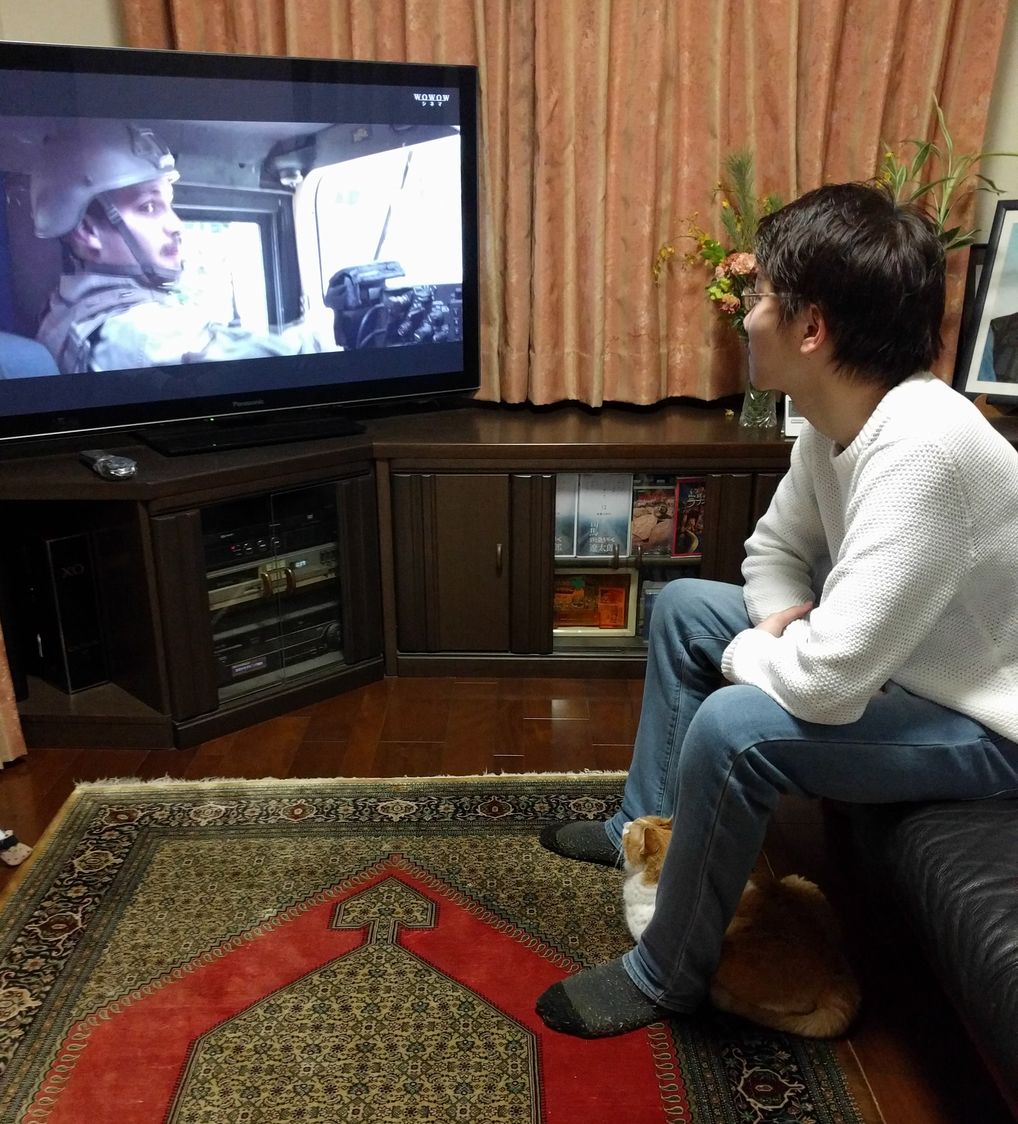 映画を食い入るように観るおちび