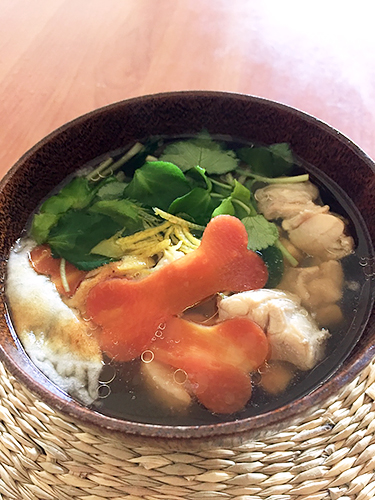 ワンワン仕様のお雑煮。ビミョー(笑)。