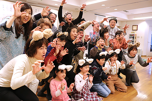 稽古に励む出演者ら。脚本には家族と離れて暮らす寂しさや、避難者のいじめ問題も織り込まれている=兵庫県芦屋市、阿久沢悦子撮影