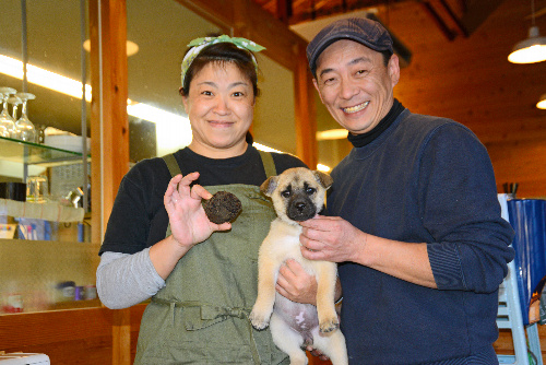 「うまじのパン屋」の前田奉基さん(右)と美佳さん。トリュフとみられるキノコを掘り当てた愛犬きなこと一緒に=高知県馬路村