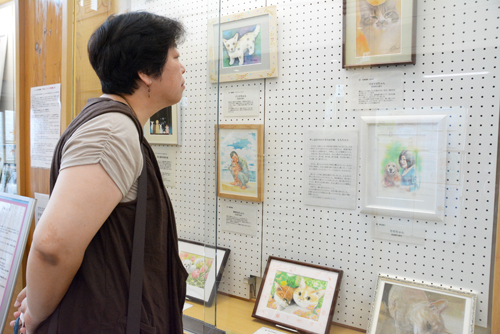 熊本地震で犠牲になったペットを描いた絵が展示されている=熊本市南区城南町舞原