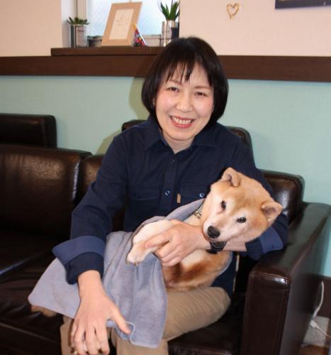 保護犬を抱く山本りつこさん