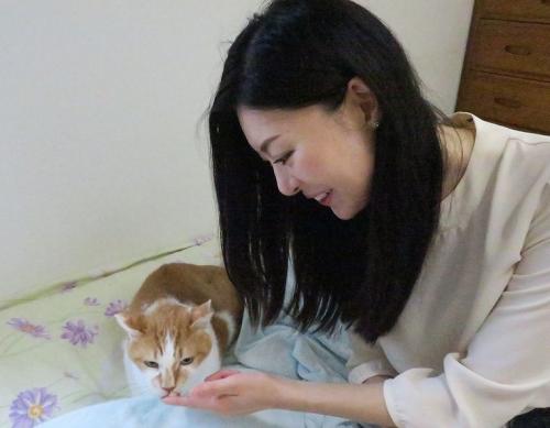 大好きなおやつを指からぺろり