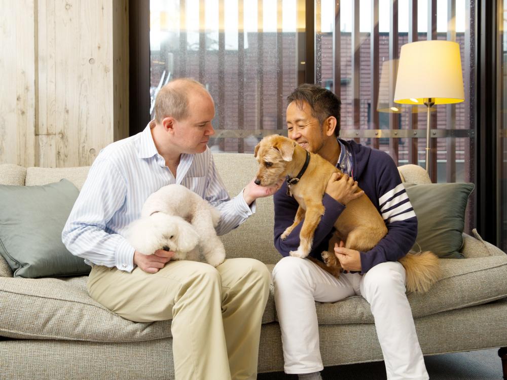 K9ナチュラルジャパンのCEO、スティーブ・コリンズさんと看板犬のルーパス君(6歳)