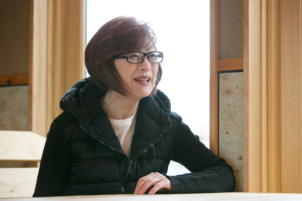 愛犬たちの生き生きとした様子を見て、うれしそうに語る藤野真紀子さん