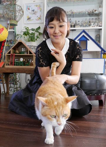 あいさんと、「かず」(右後ろが猫ハウス)
