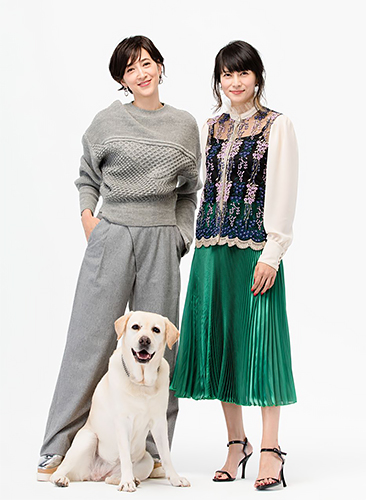 滝川クリステルさん(左)と愛犬アリス、柴咲コウさん