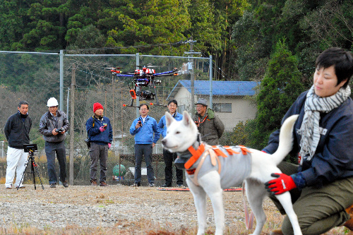 実験に使われた狩猟犬と那賀町オリジナルのドローン=徳島県那賀町和食郷