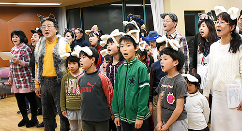 稽古をする出演者たち=兵庫県芦屋市