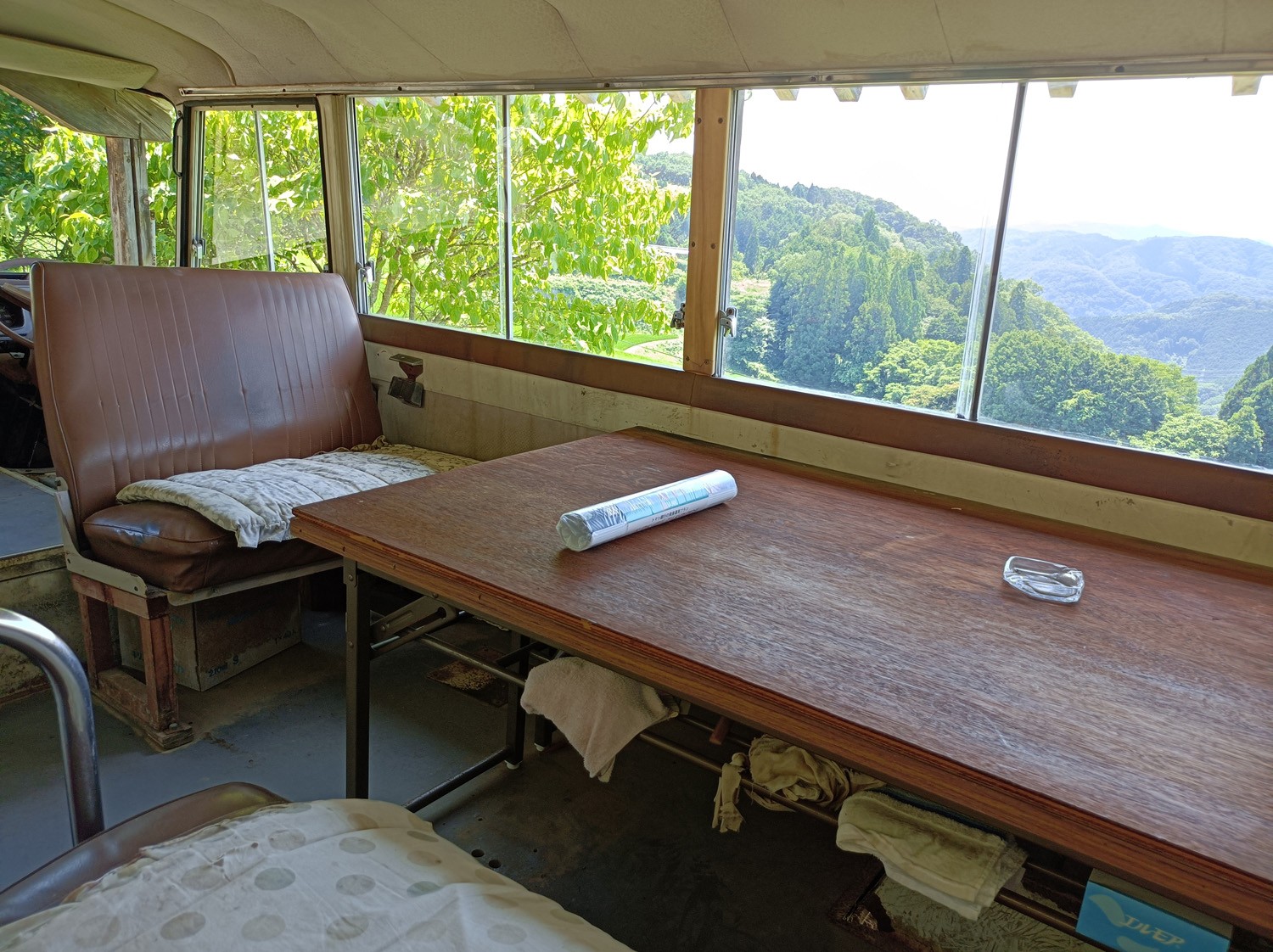 ネコバスみたい 廃バス利用の集会所 雨漏り対策で屋根付き 棚田広がる山あいの絶景楽しめる まいどなニュース