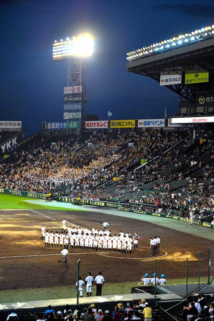 夏季甲子园热血开战 首日逢雨中断入夜激战