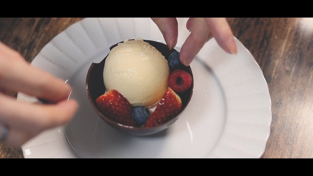 こちらの「アシェット・デセール・ドームショコラ」の作り方も動画に上げられています（画像提供／ネコノメさん）