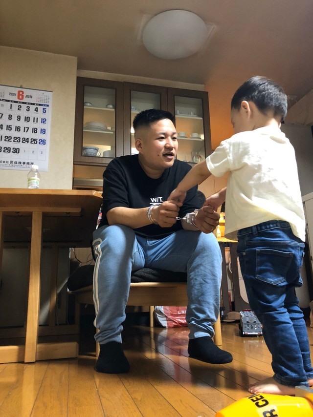 2歳息子が パパ とやって来たと思ったら手錠をカチャ 哀愁漂う父の表情に これは完落ちｗ まいどなニュース