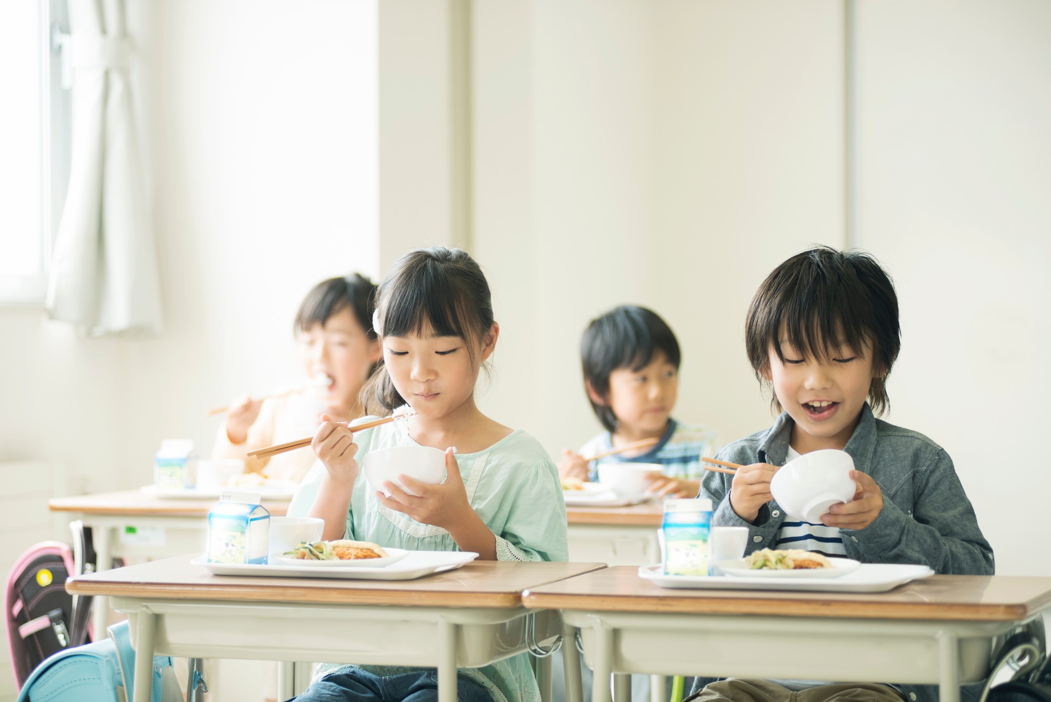 「黙食はかわいそうだった！？」 実は良い面も…親と教育現場が考える給食事情「楽しい会話」「集中してごはん」どちらも大事｜まいどなニュース